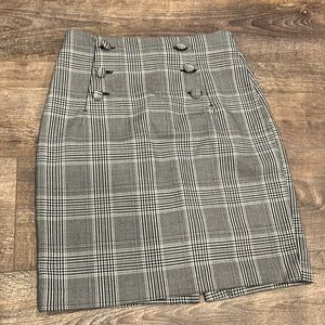 Plaid business skirt. Size:4 black and white. Zipper back